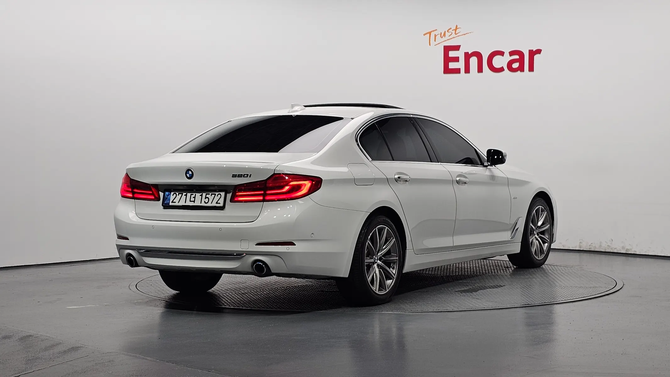 BMW 5 Series (G30) 520i 2018 2/21