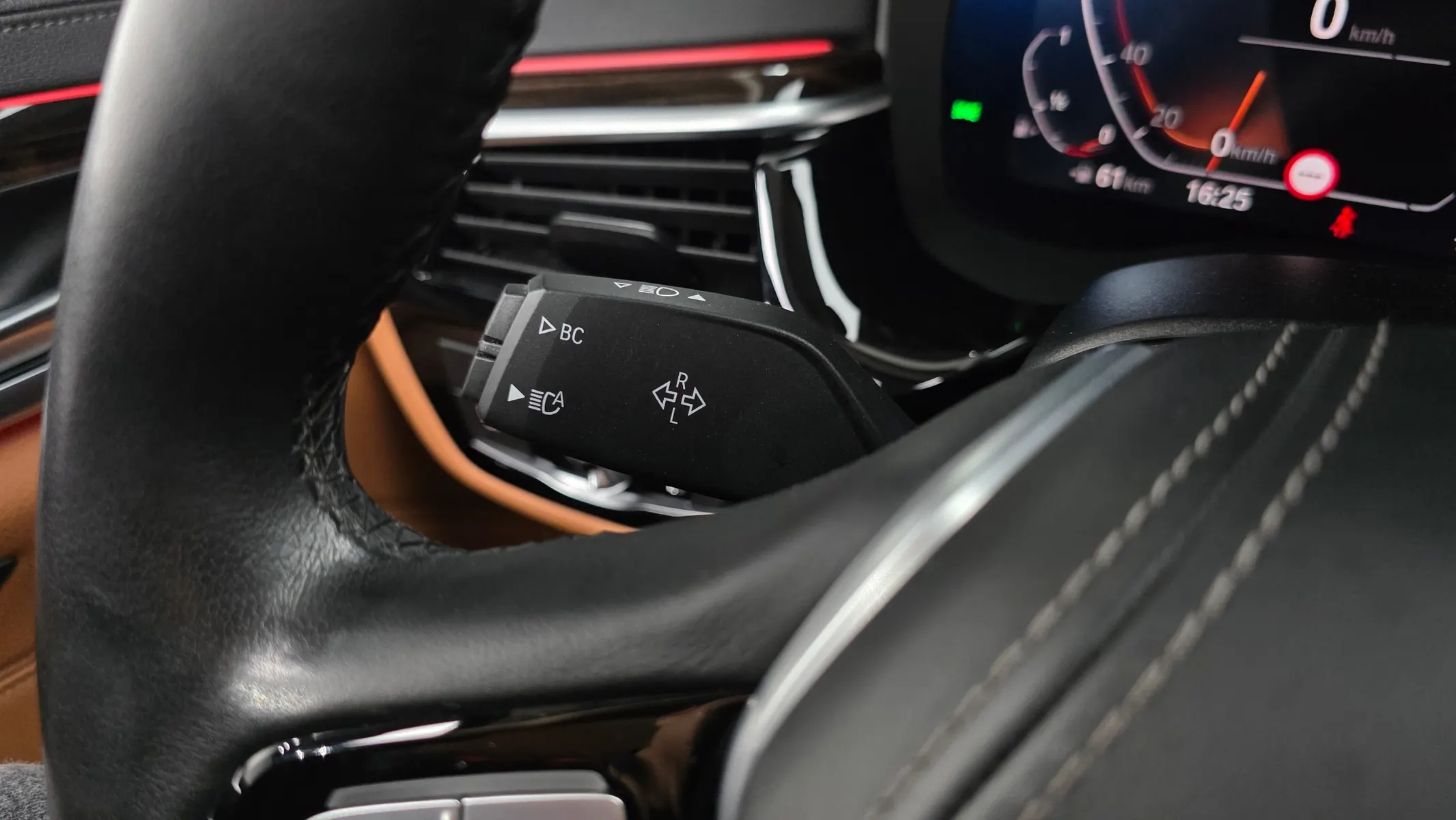 BMW 5 Series (G30) 520i 2021 34/35