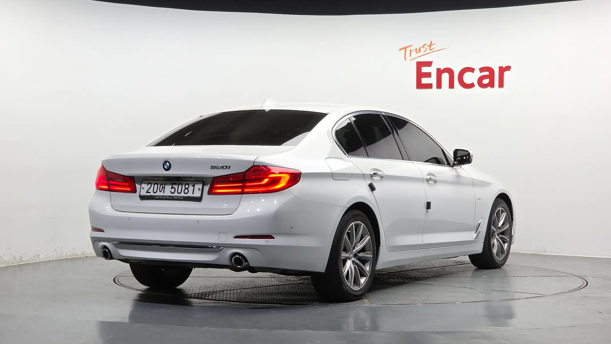 BMW 5 Series (G30) 520i 2018 2/35