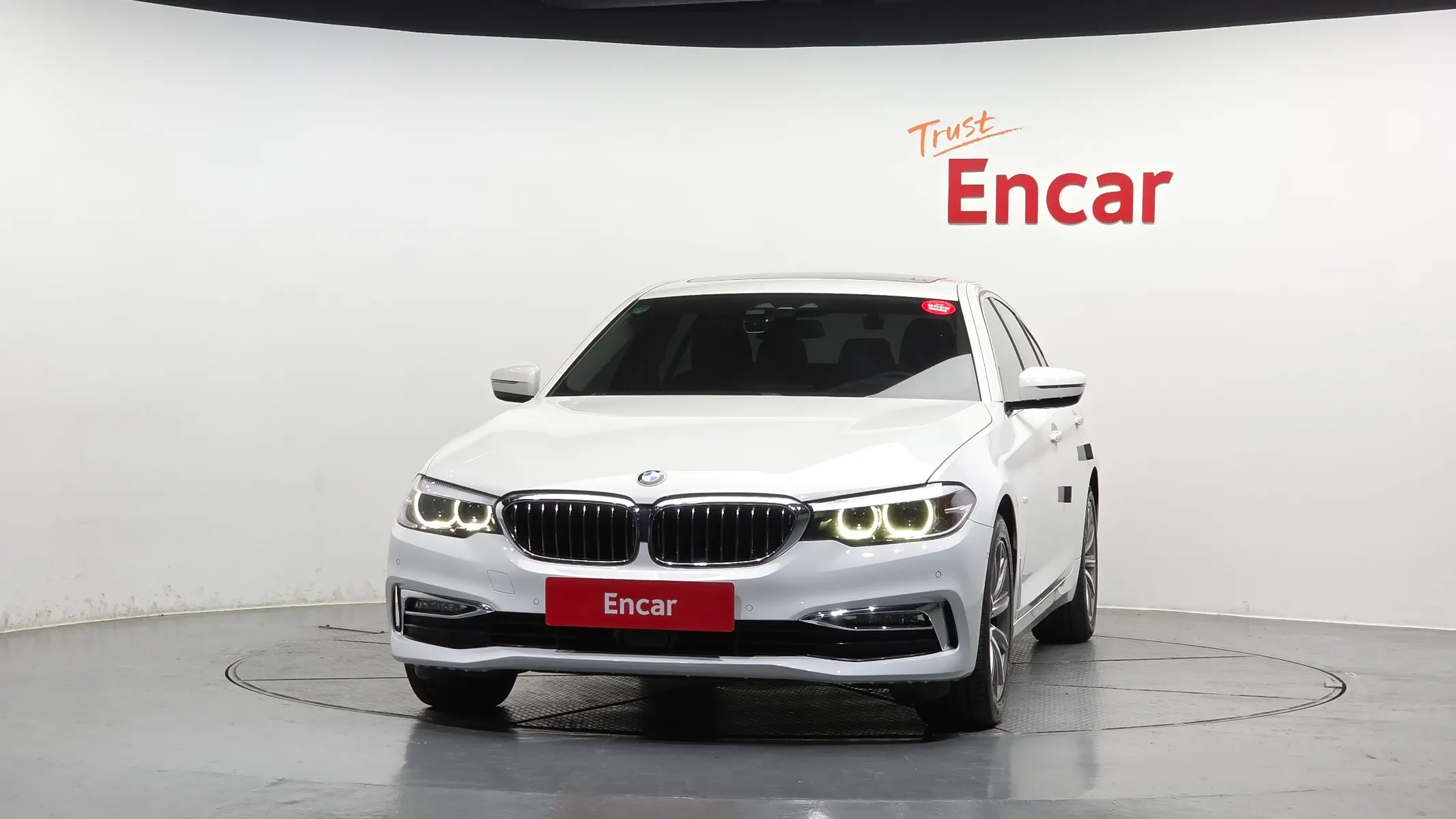 BMW 5 Series (G30) 520i 2018 3/35