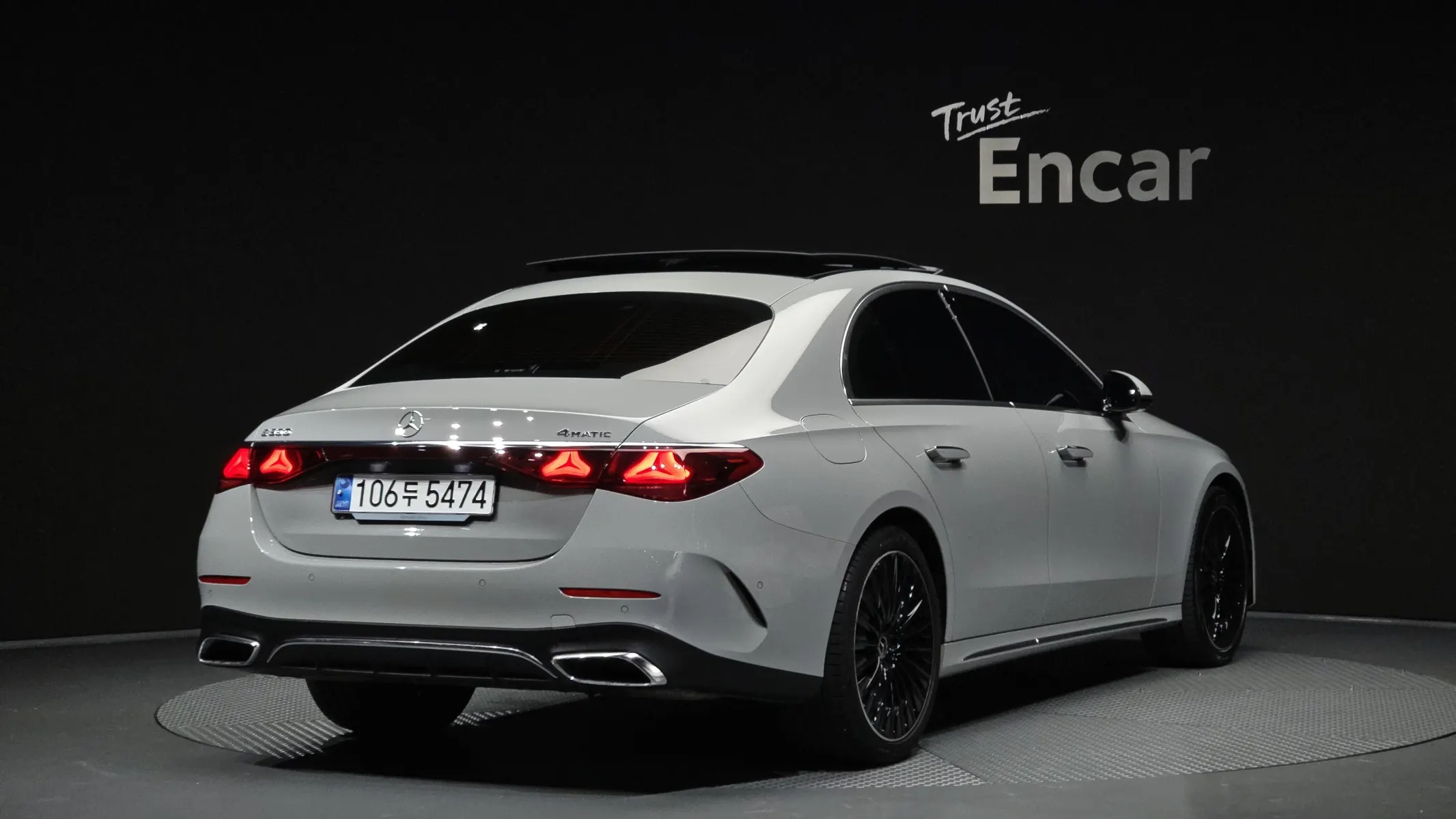 Mercedes-Benz E-Class W214 E300 4MATIC AMG Line 2024 2/37