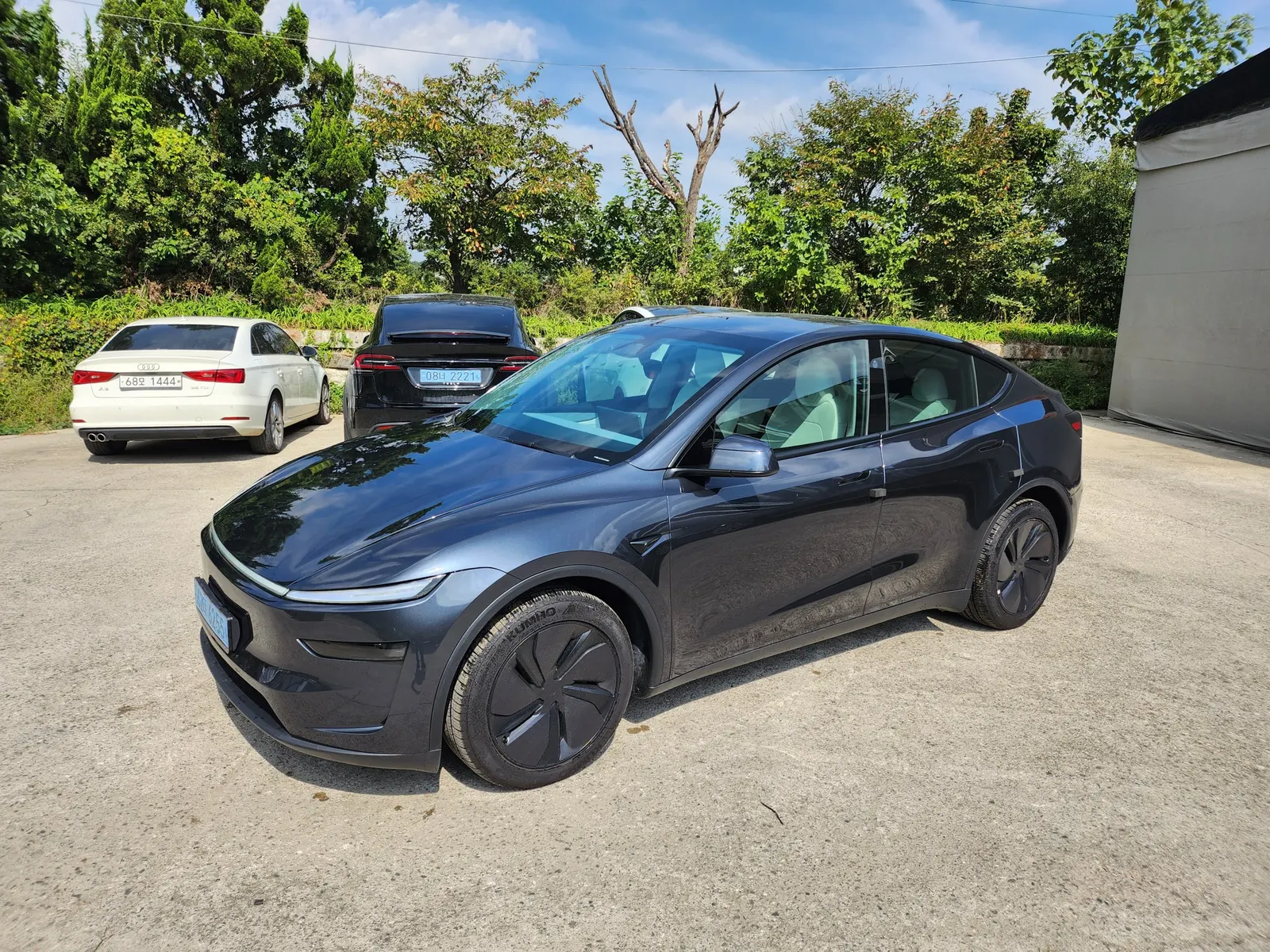 Tesla Y AWD 2025 3/5