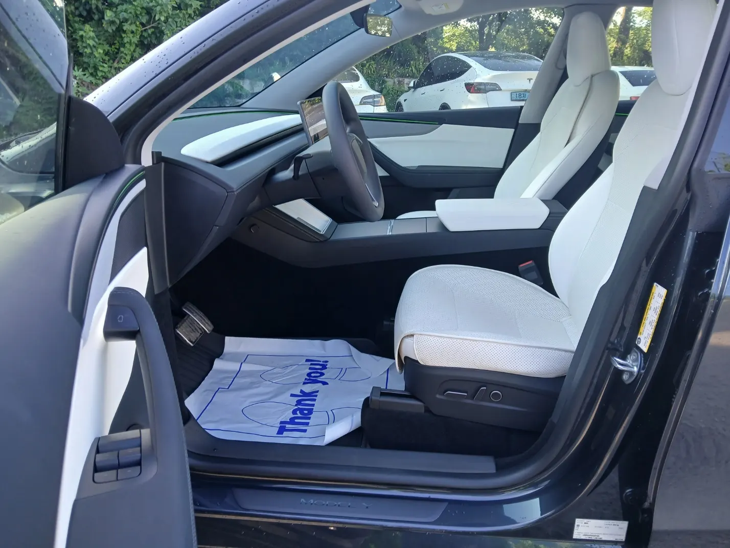 Tesla Y AWD 2025 4/5