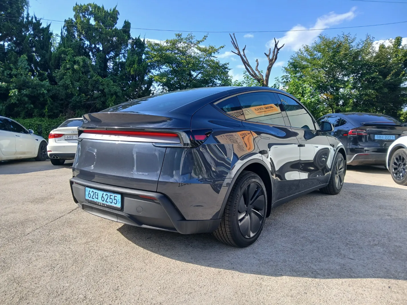 Tesla Y AWD 2025 2/5