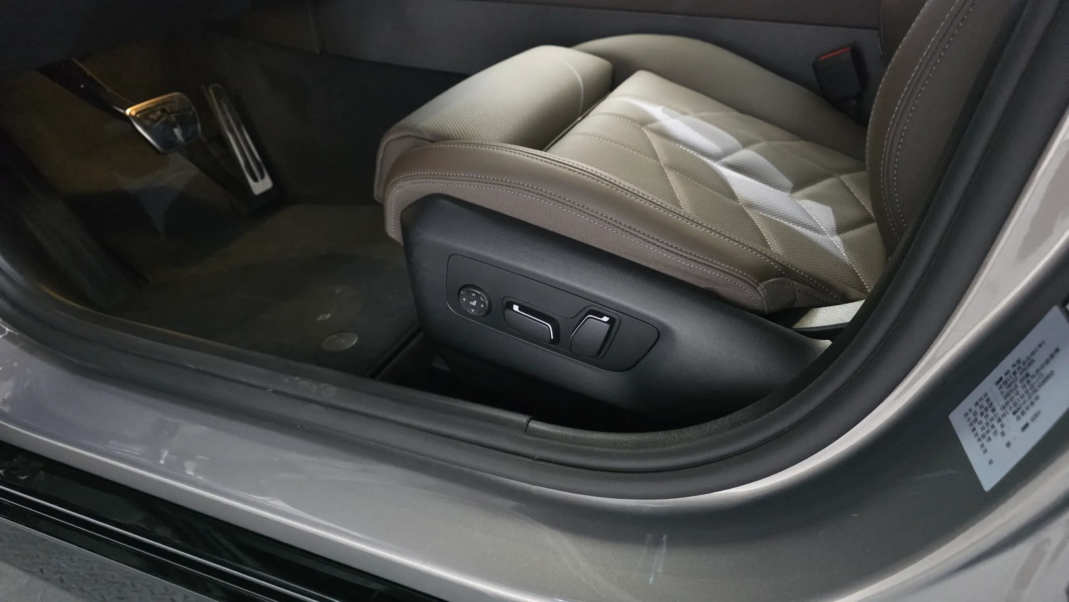 BMW 5 Series (G60) 520i M 2025 36/37