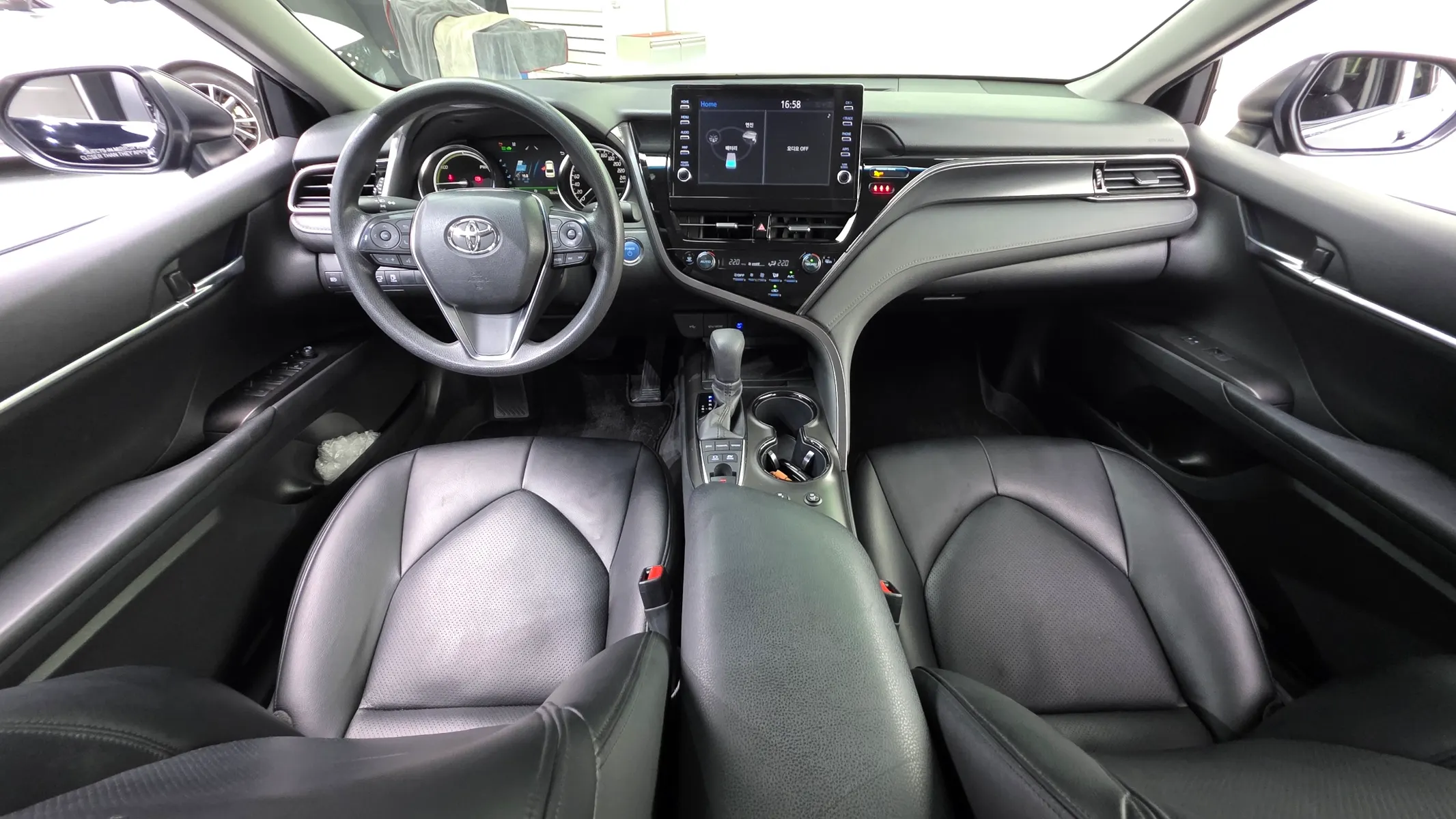 Toyota (XV70) 2.5 LE 2021 4/5