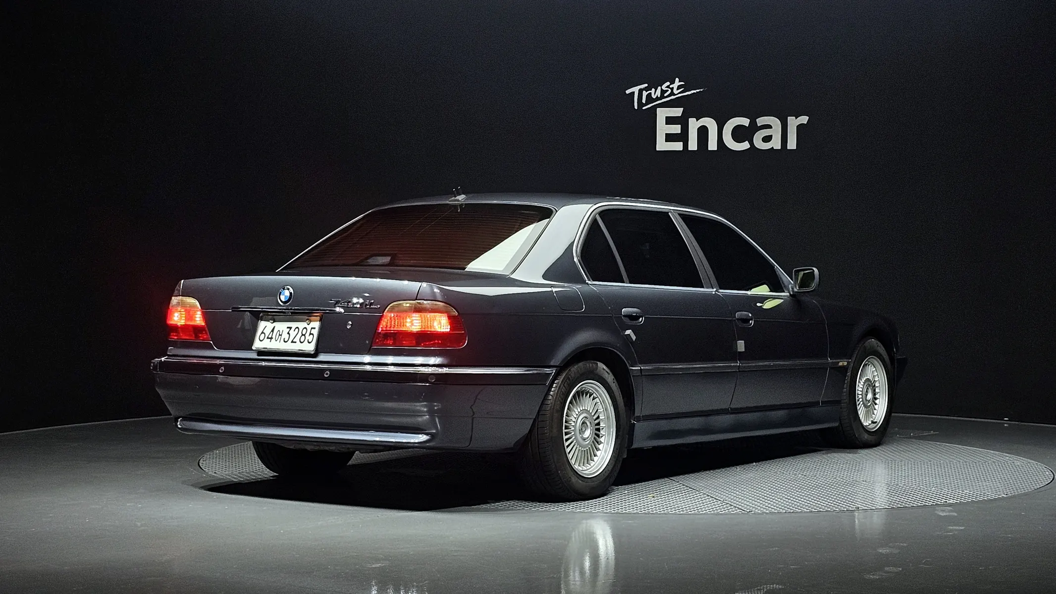 BMW 7 Series 740iL 2001 2/30