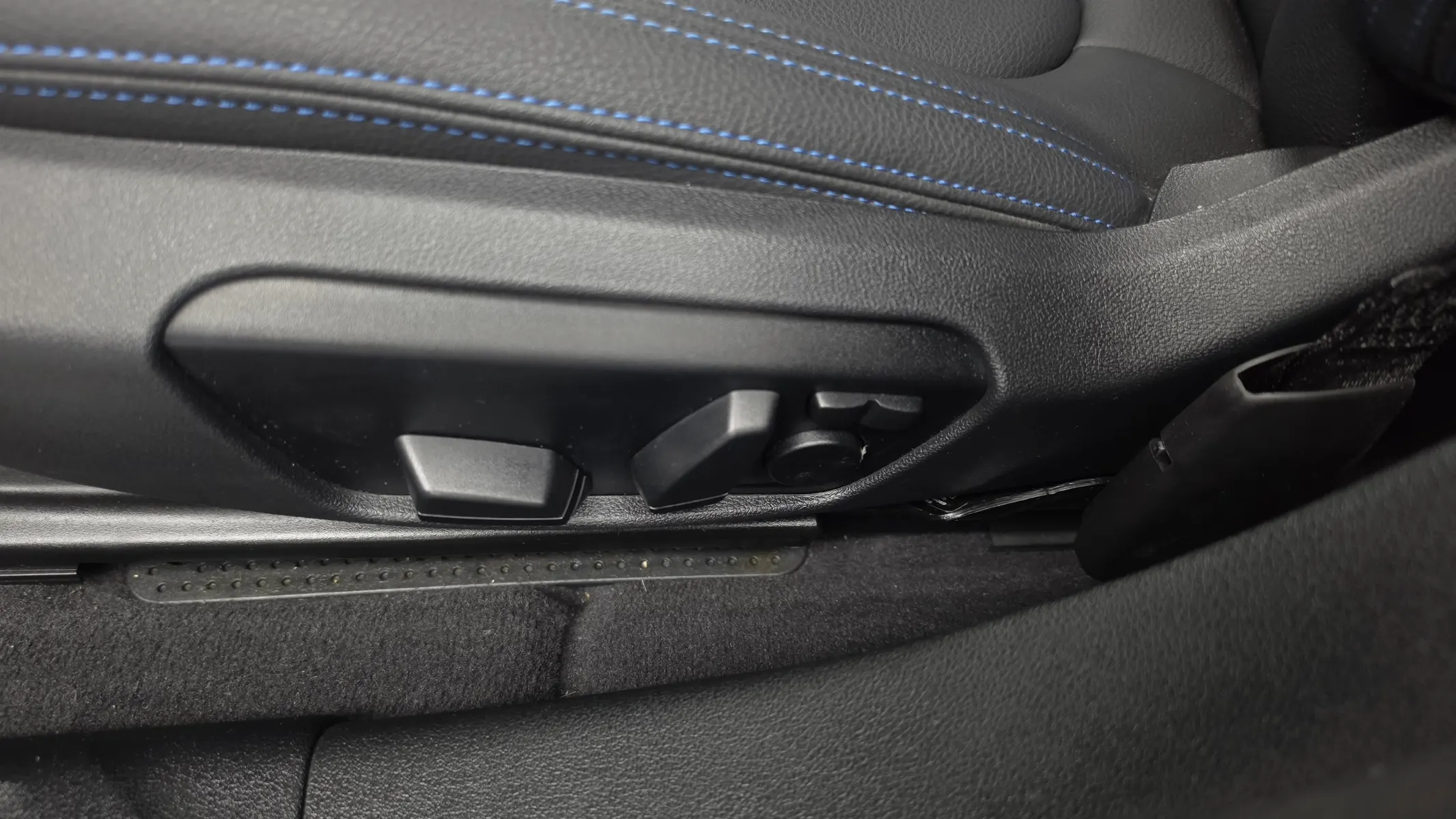 BMW 1 Series (F40) 120i M 2023 32/33
