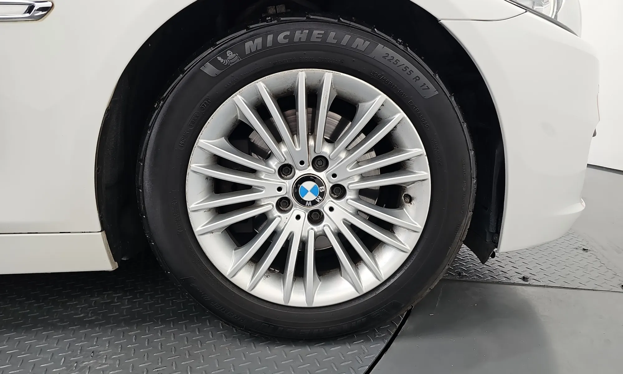 BMW 5 Series (F10) 520d 2014 38/39