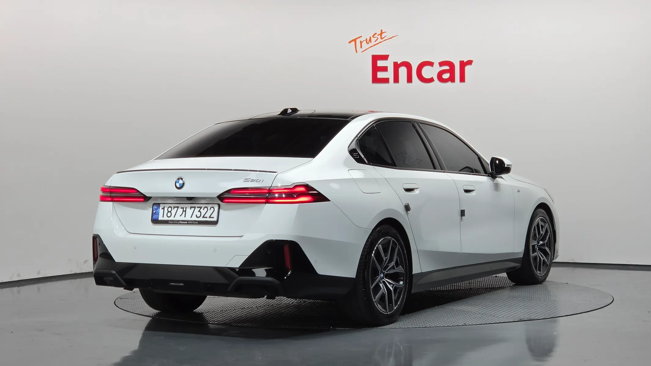 BMW 5 Series (G60) 520i 2024 2/35