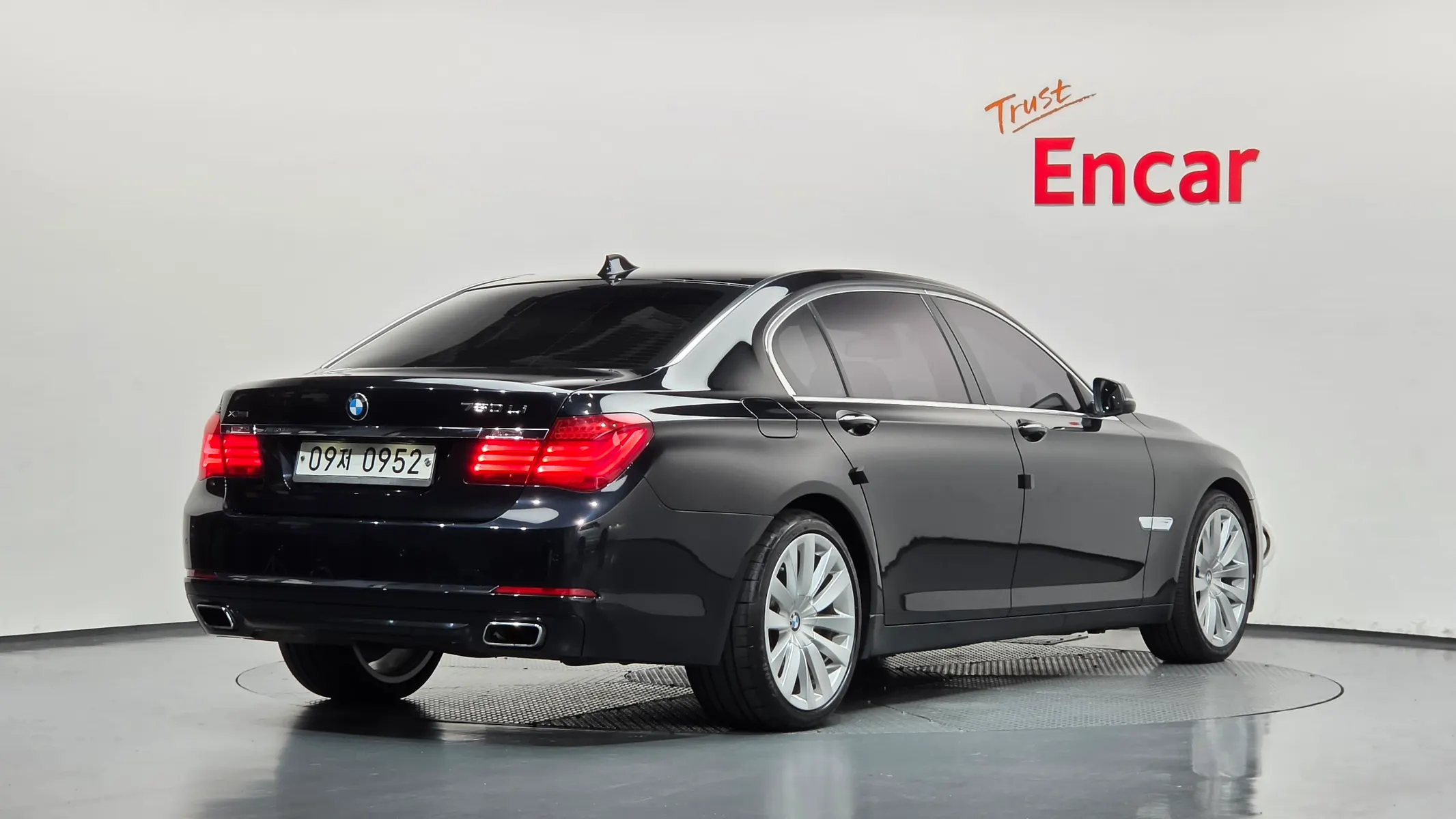 BMW 7 Series (F01) 750Li xDrive 2015 2/21
