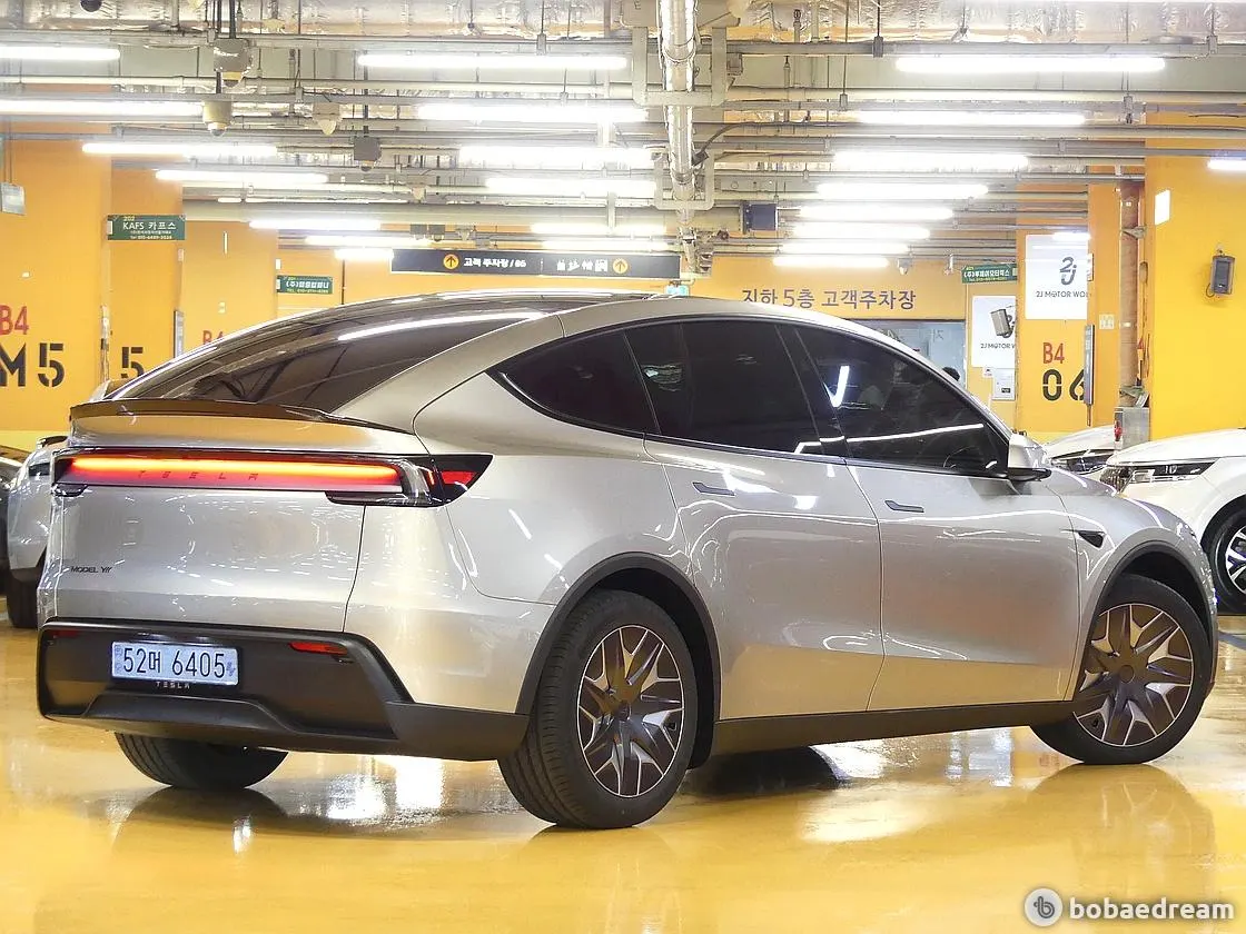 Tesla Y L AWD 2026 2/5