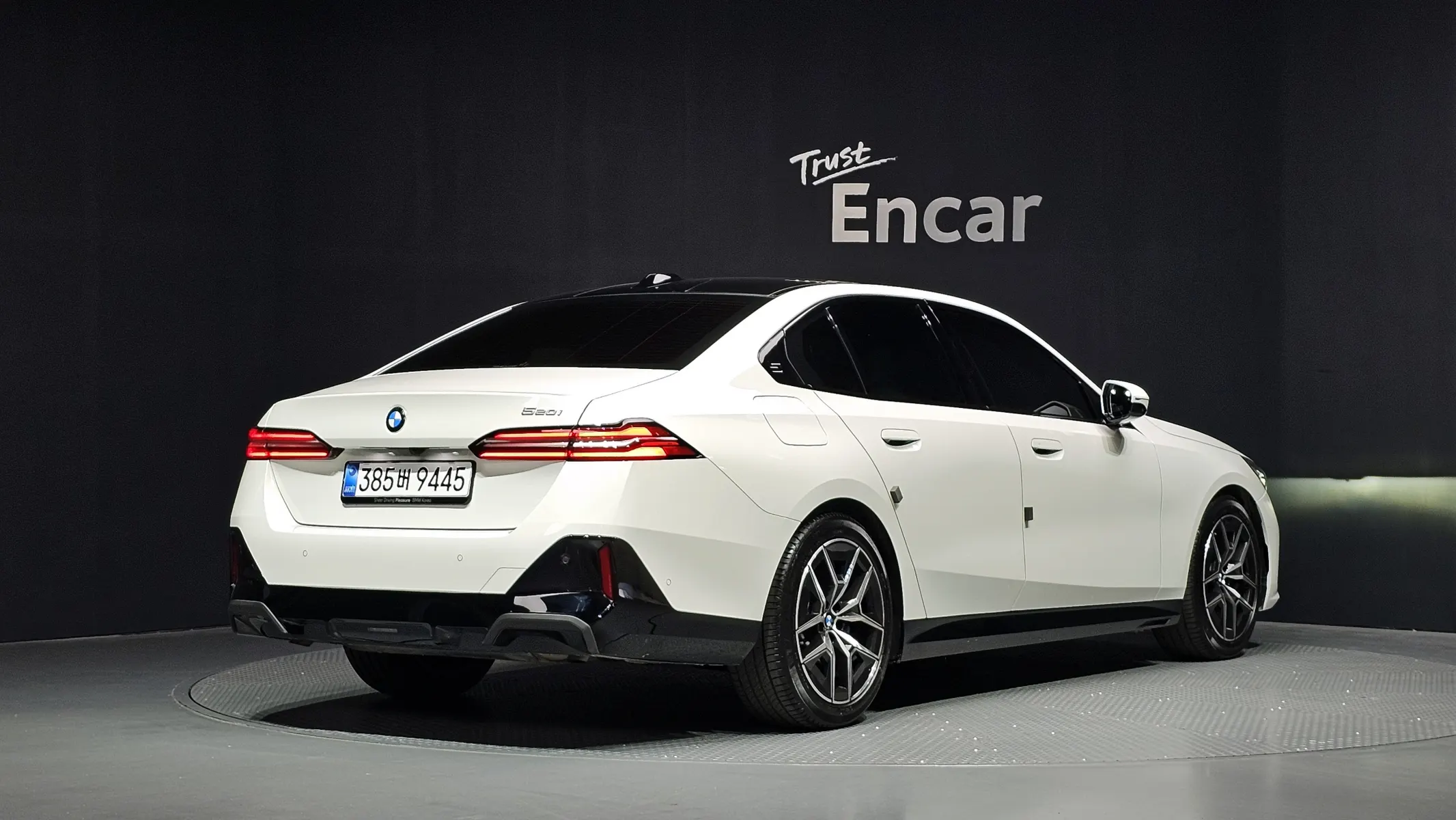 BMW 5 Series (G60) 520i M 2026 2/36