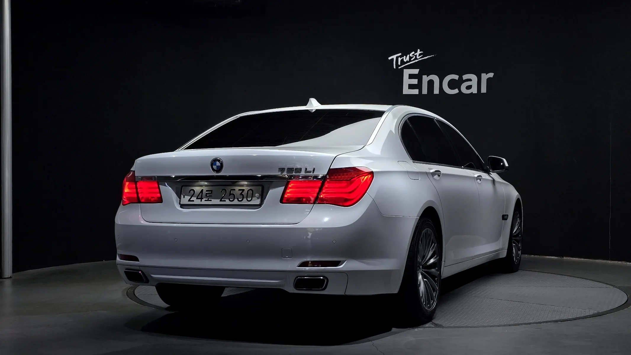 BMW 7 Series (F01) 750Li 2010 2/21