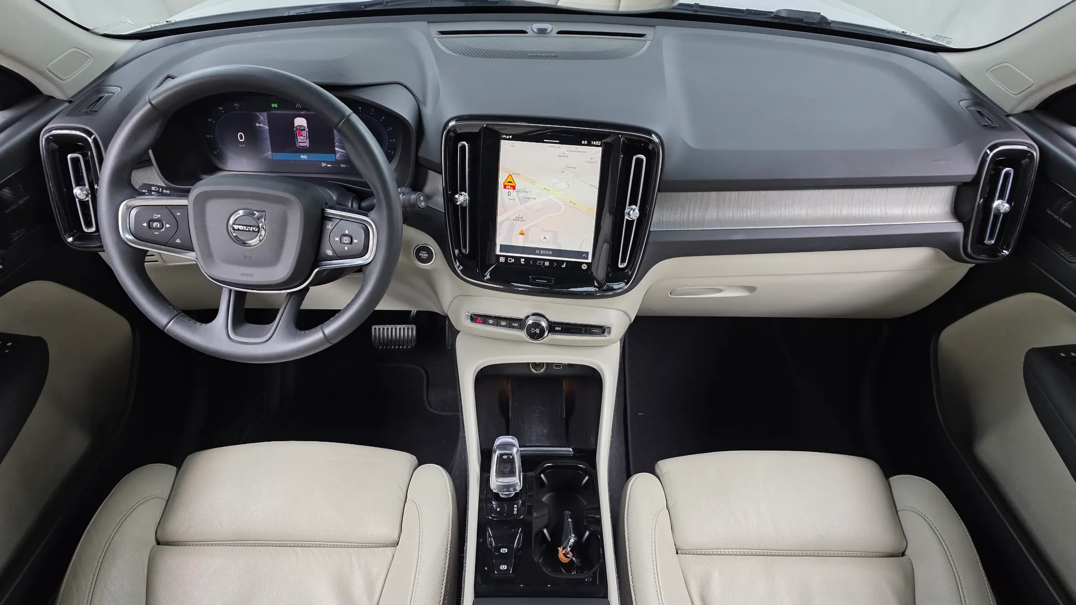 Volvo XC40 B4 2022 4/5