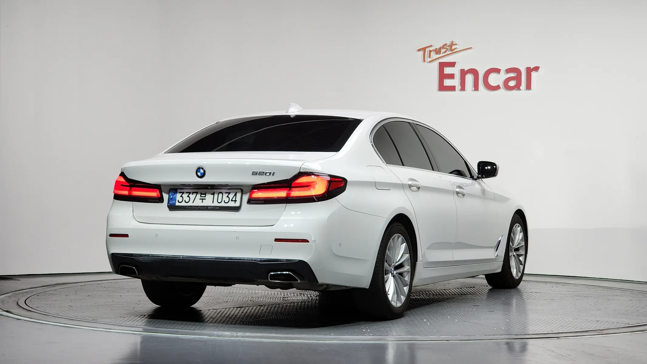 BMW 5 Series (G30) 520i 2022 2/34