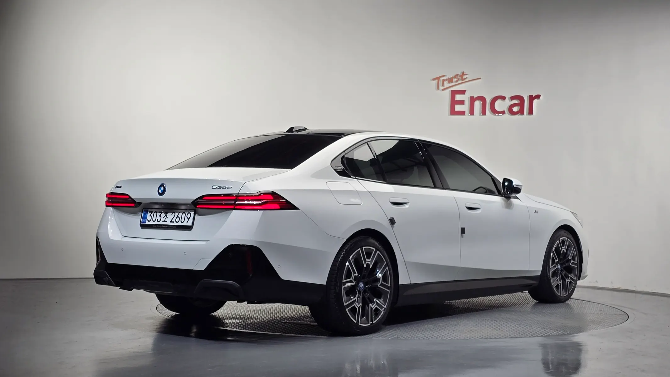 BMW 5 Series (G60) 530e xDrive M 2025 2/34