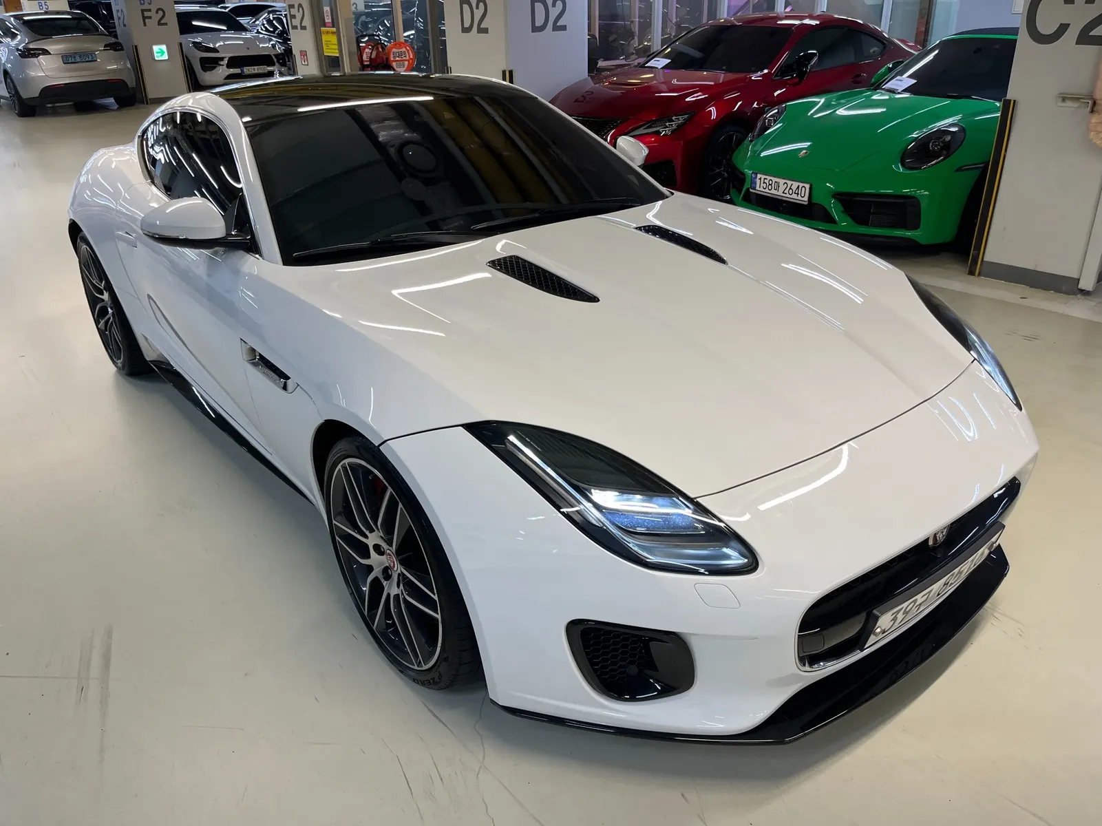 Jaguar F-TYPE P380 R- 2018 3/5