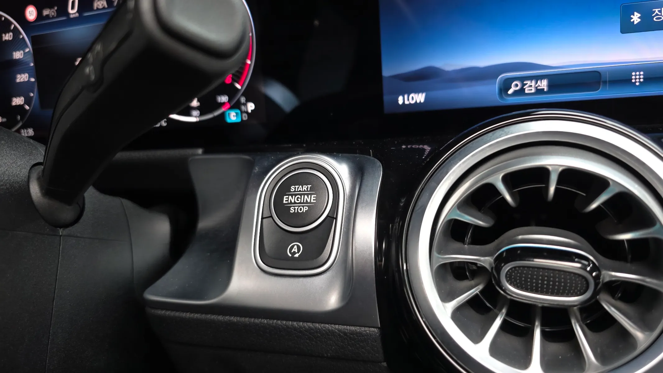 Mercedes-Benz GLB-Class X247 GLB200 d 2024 39/40