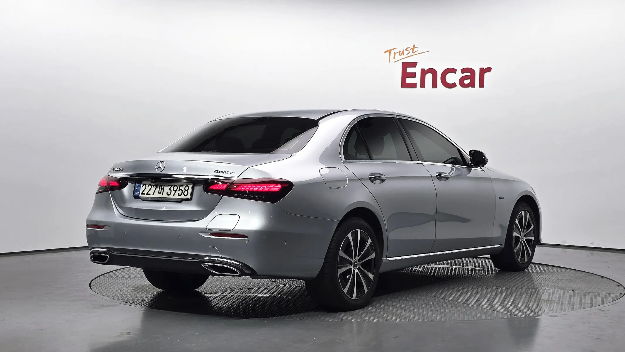 Mercedes-Benz E-Class W213 E300e 4MATIC 2021 2/34