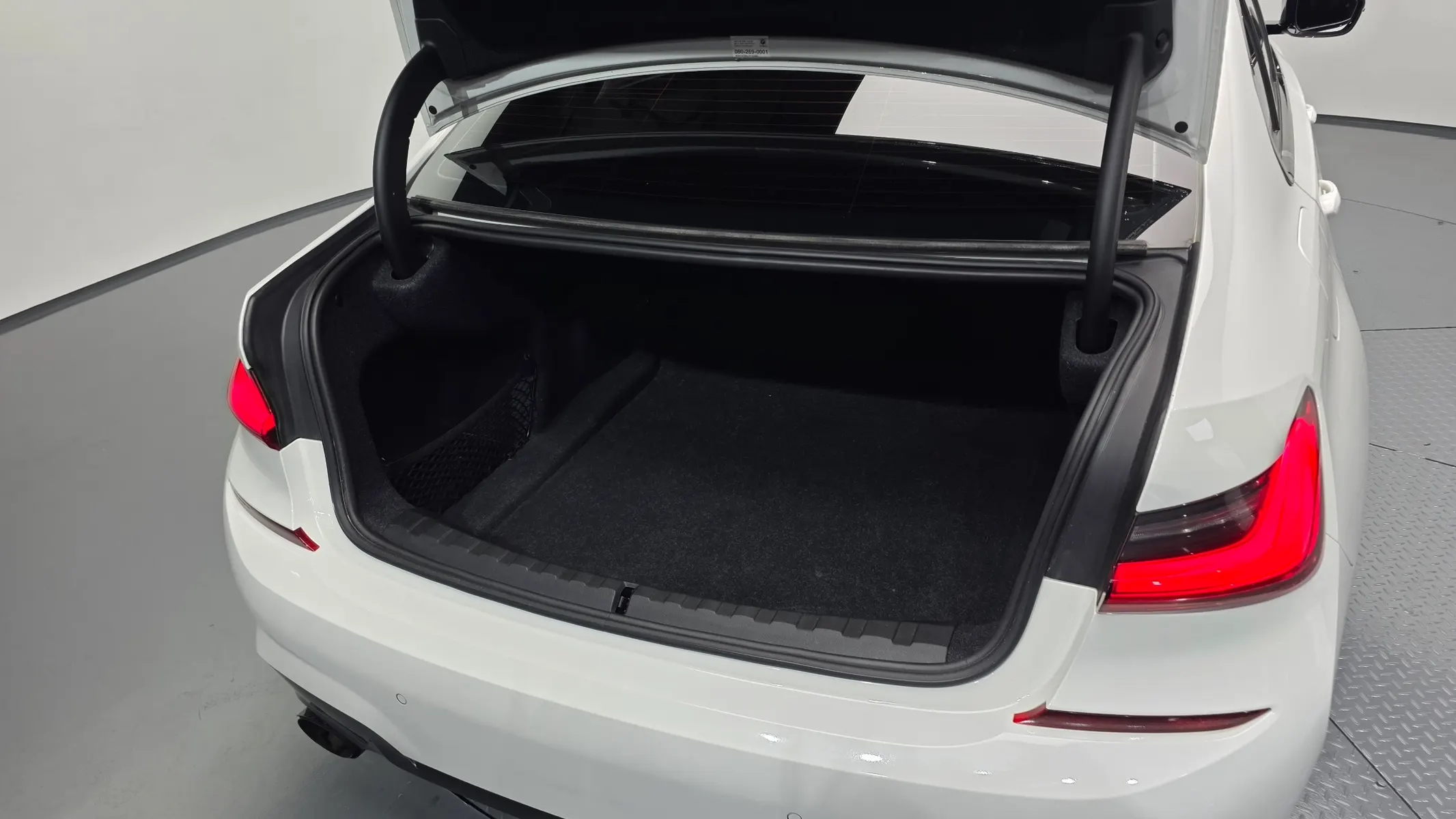 BMW 3 Series (G20) 330i M 2019 32/33
