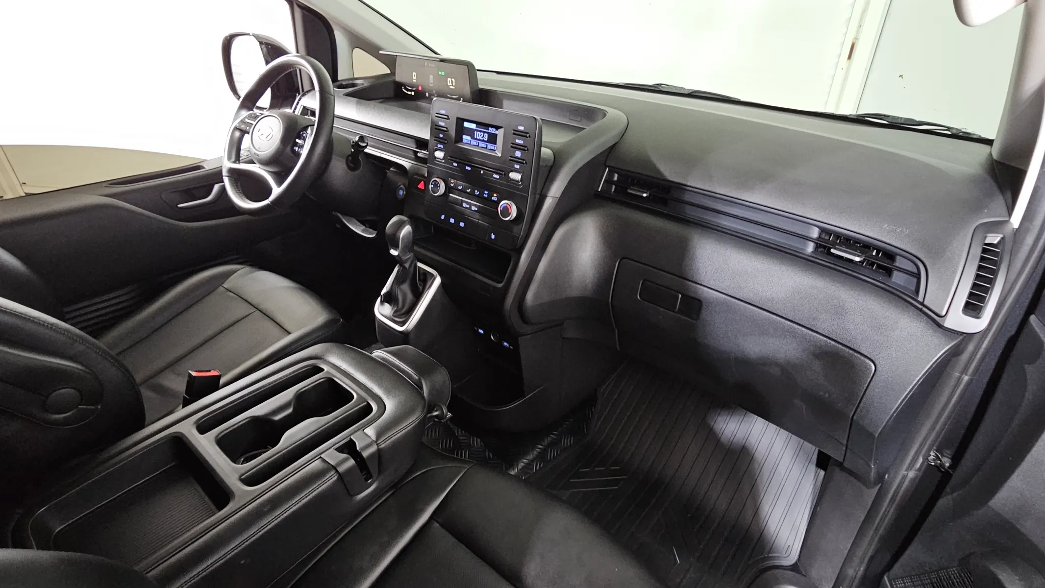 Hyundai Staria 3 2022 4/5