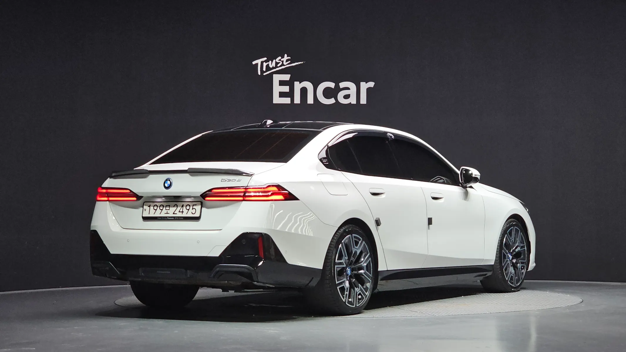 BMW 5 Series (G60) 530e M 2024 2/21