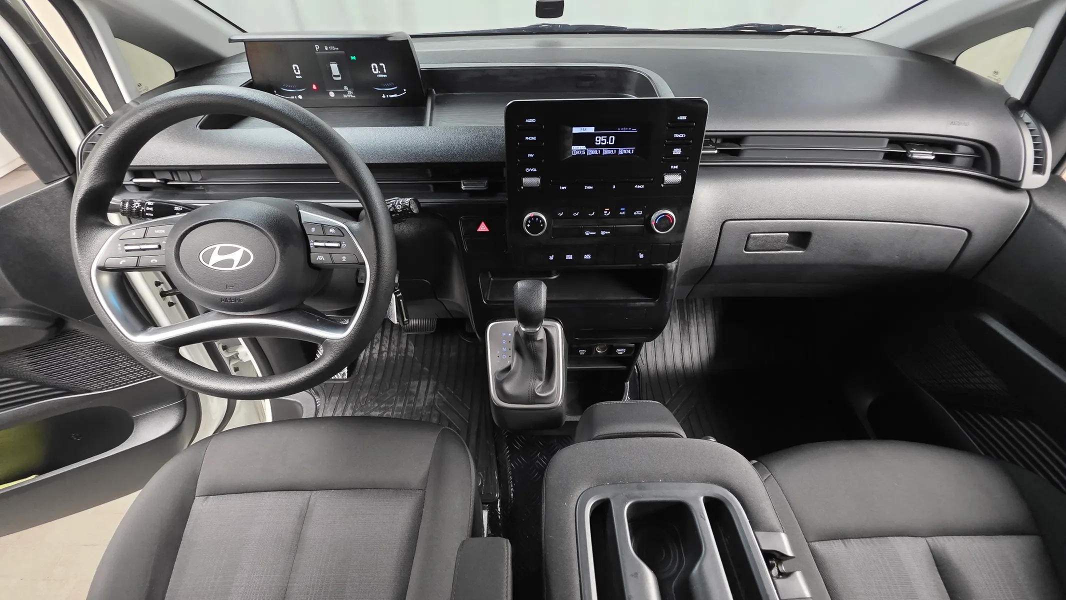 Hyundai Staria 3 2025 4/5