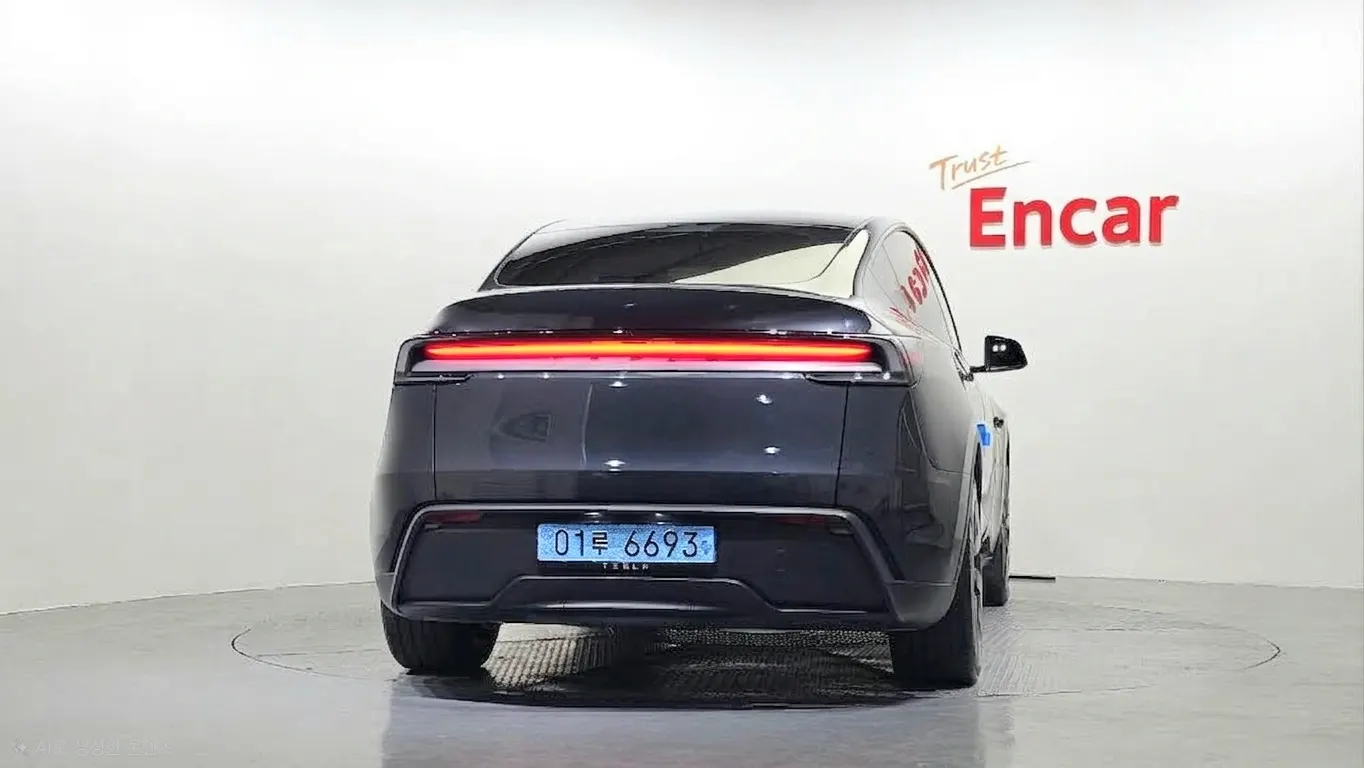 Tesla Y RWD 2025 3/5