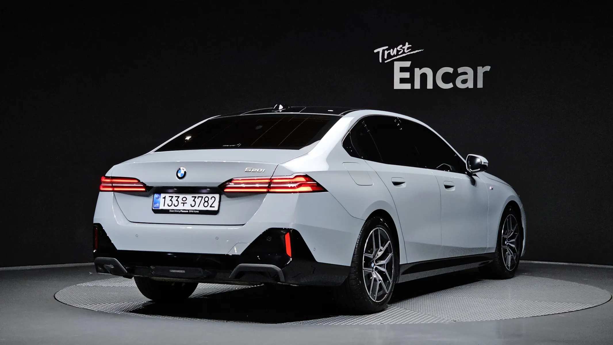 BMW 5 Series (G60) 520i M 2025 2/33