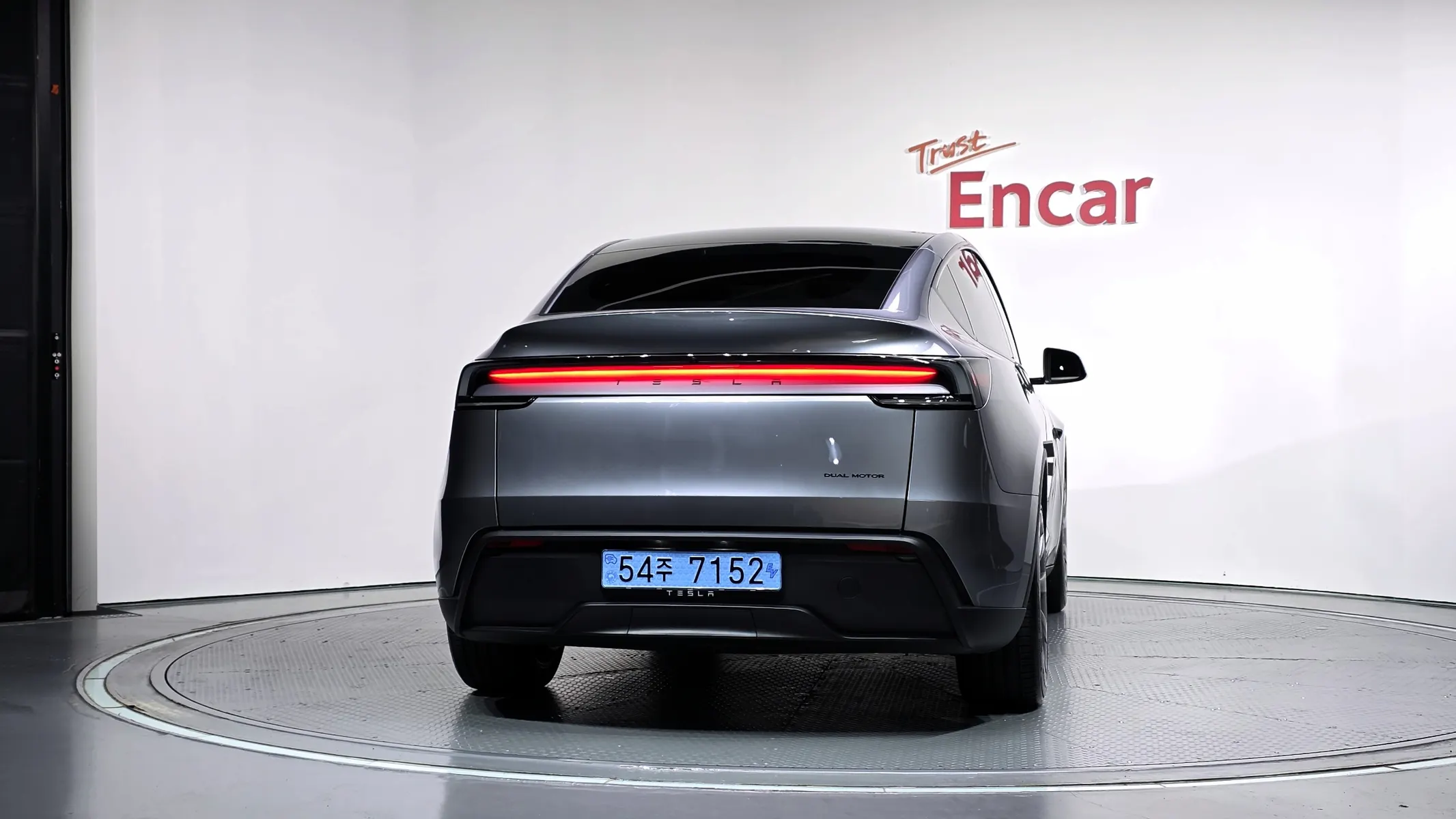 Tesla Y AWD 2026 3/5