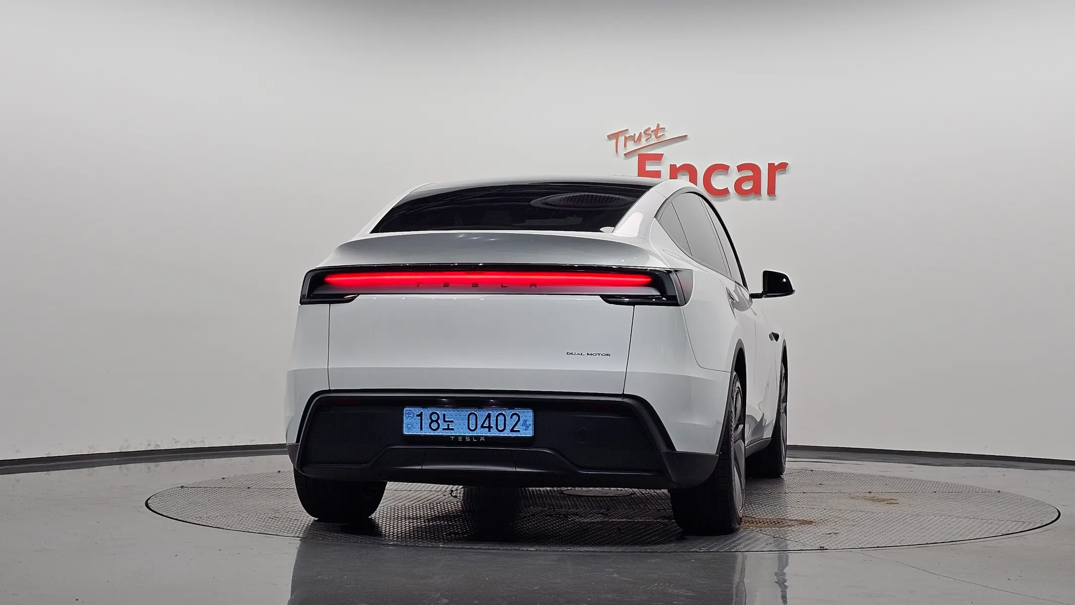 Tesla Y AWD 2026 3/5