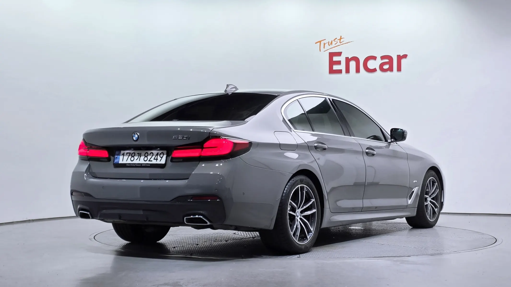 BMW 5 Series (G30) 520i M 2022 2/36
