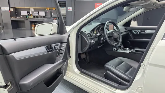Mercedes-Benz C-Class W204 C200 CGI 2010 10