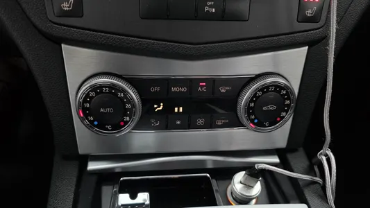 Mercedes-Benz C-Class W204 C200 CGI 2010 17