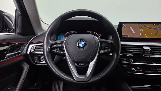 BMW 5 Series (G30) 520i 2020 15