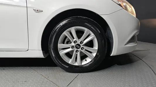 Hyundai YF LPI 2011 5