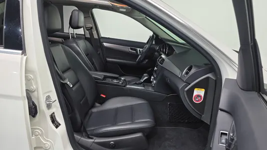 Mercedes-Benz C-Class W204 C200 CGI 2011 10