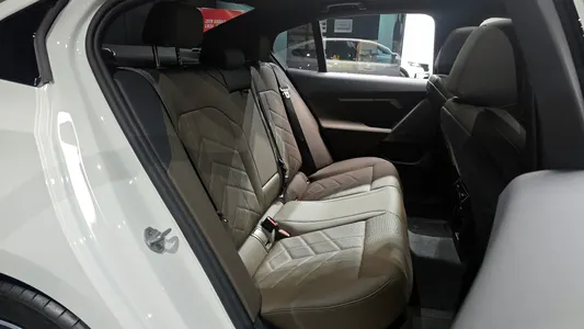 BMW 5 Series (G60) 520i M 2025 12