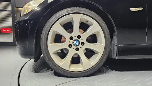 BMW 3 Series (E90) 320i 2005 5