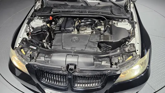 BMW 3 Series (E90) 320i 2005 6