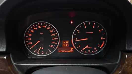 BMW 3 Series (E90) 320i 2005 8