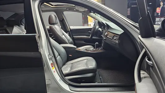 BMW 3 Series (E90) 320i 2005 11