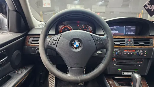 BMW 3 Series (E90) 320i 2005 13