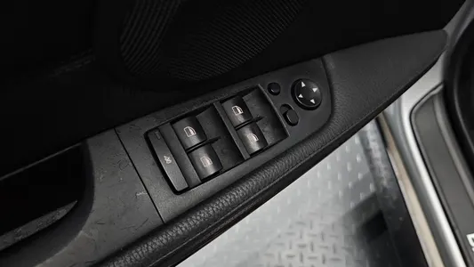 BMW 3 Series (E90) 320i 2005 15