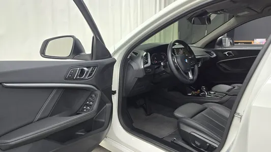 BMW 1 Series (F40) 120i 2022 10