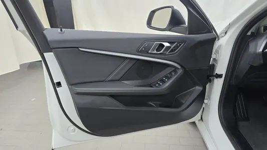 BMW 1 Series (F40) 120i 2022 24
