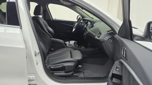 BMW 1 Series (F40) 120i 2022 26