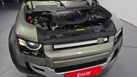Land Rover (L663) 110 D300 HSE 2021 6