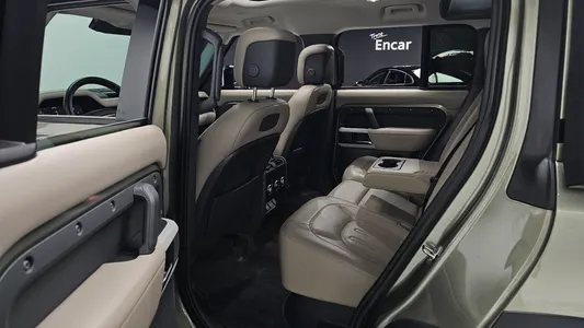 Land Rover (L663) 110 D300 HSE 2021 12